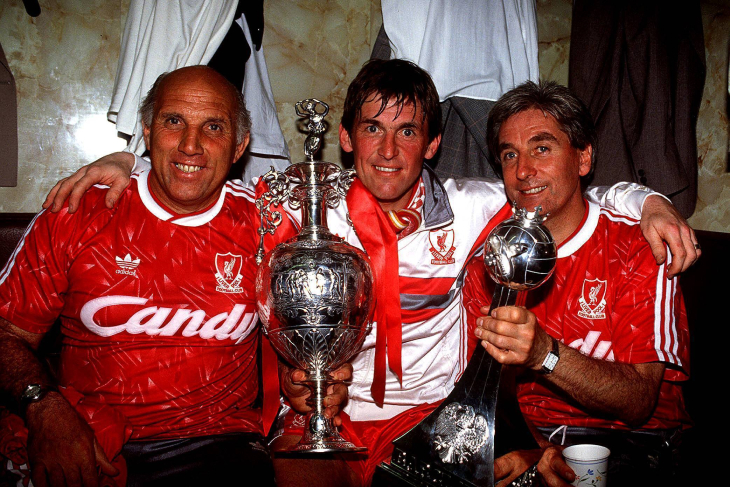 Кенни Далглиш (в центре)