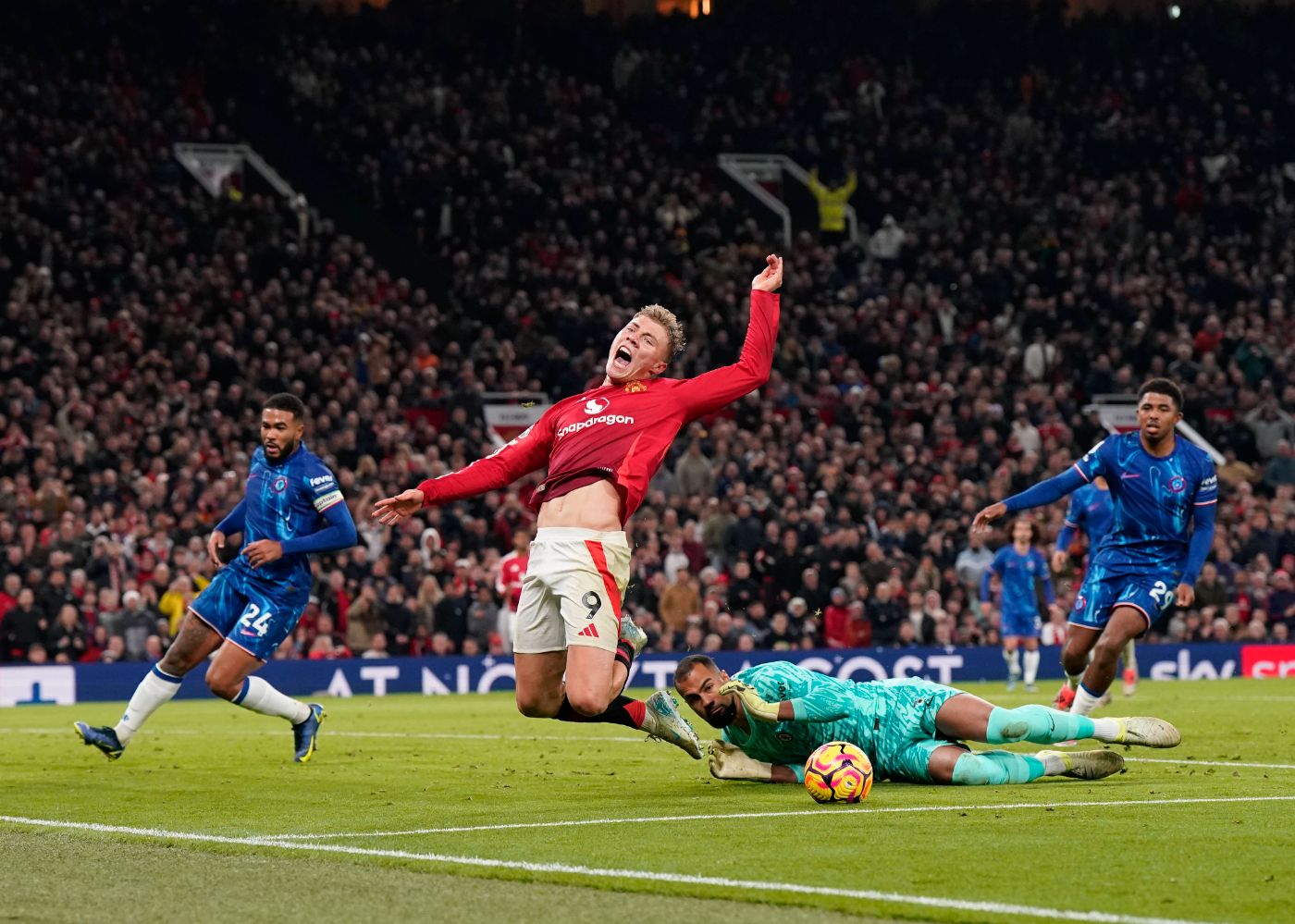 Роберт Санчес сносит Расмуса Хейлунна