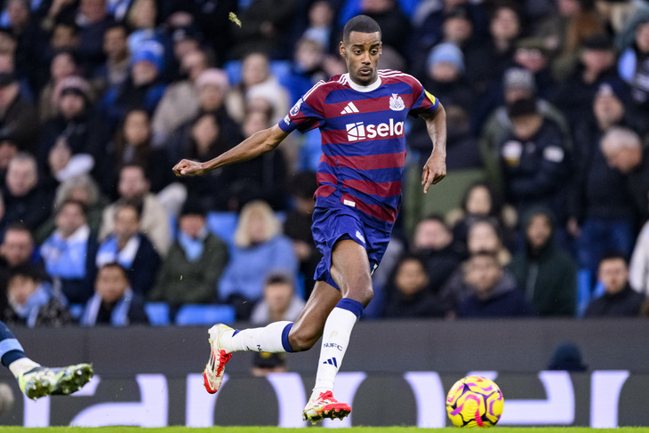 Александер Исак