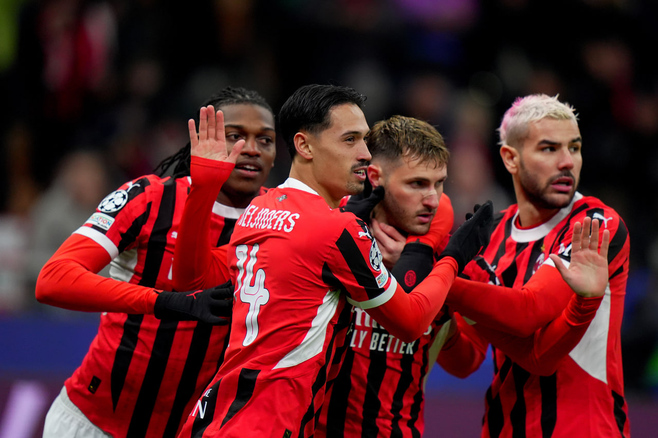 Милан празднует гол