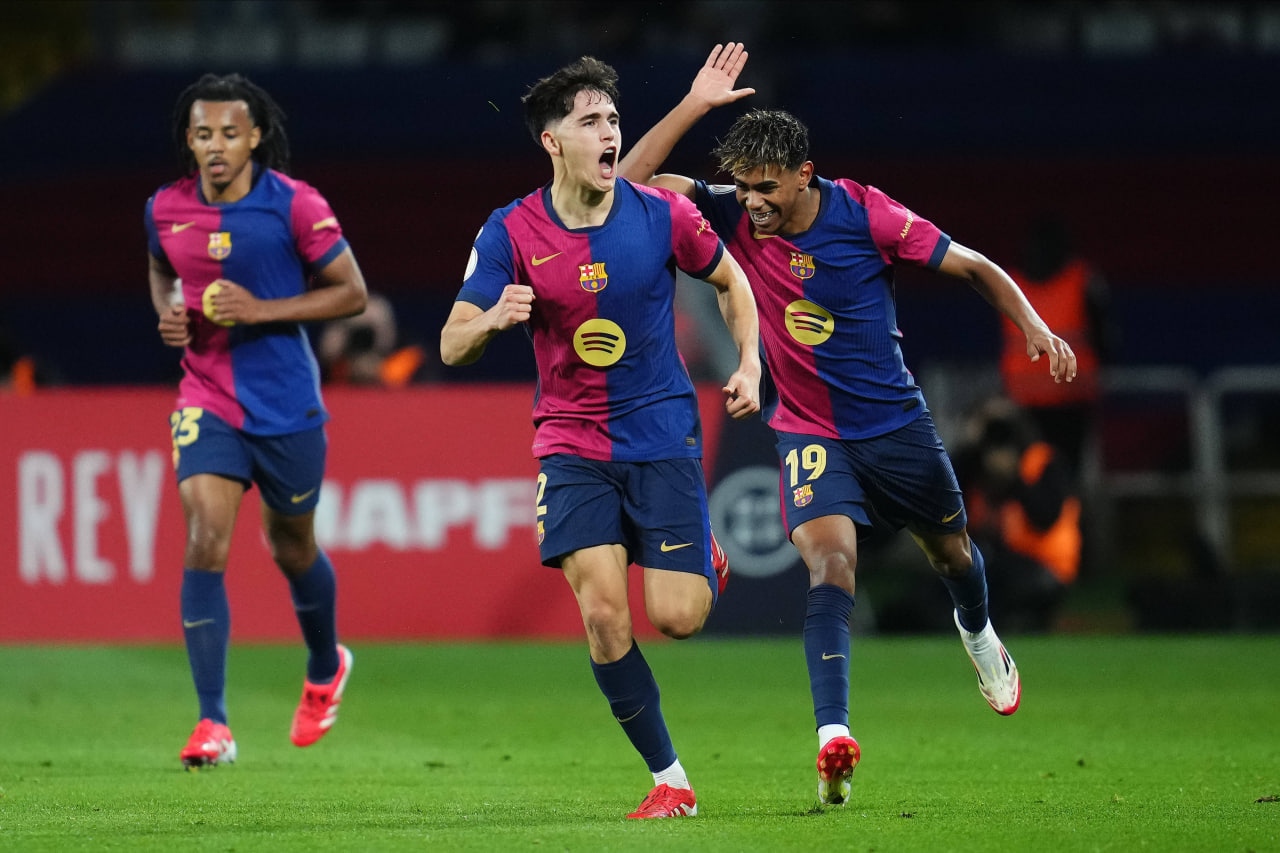 Барселона празднует гол