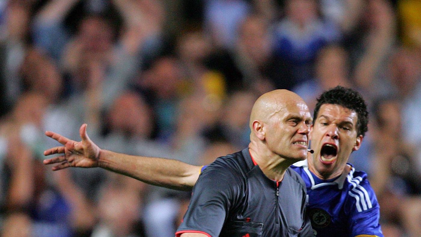 Михаэль Баллак атакует арбитра Тома Хеннинга Эвребе