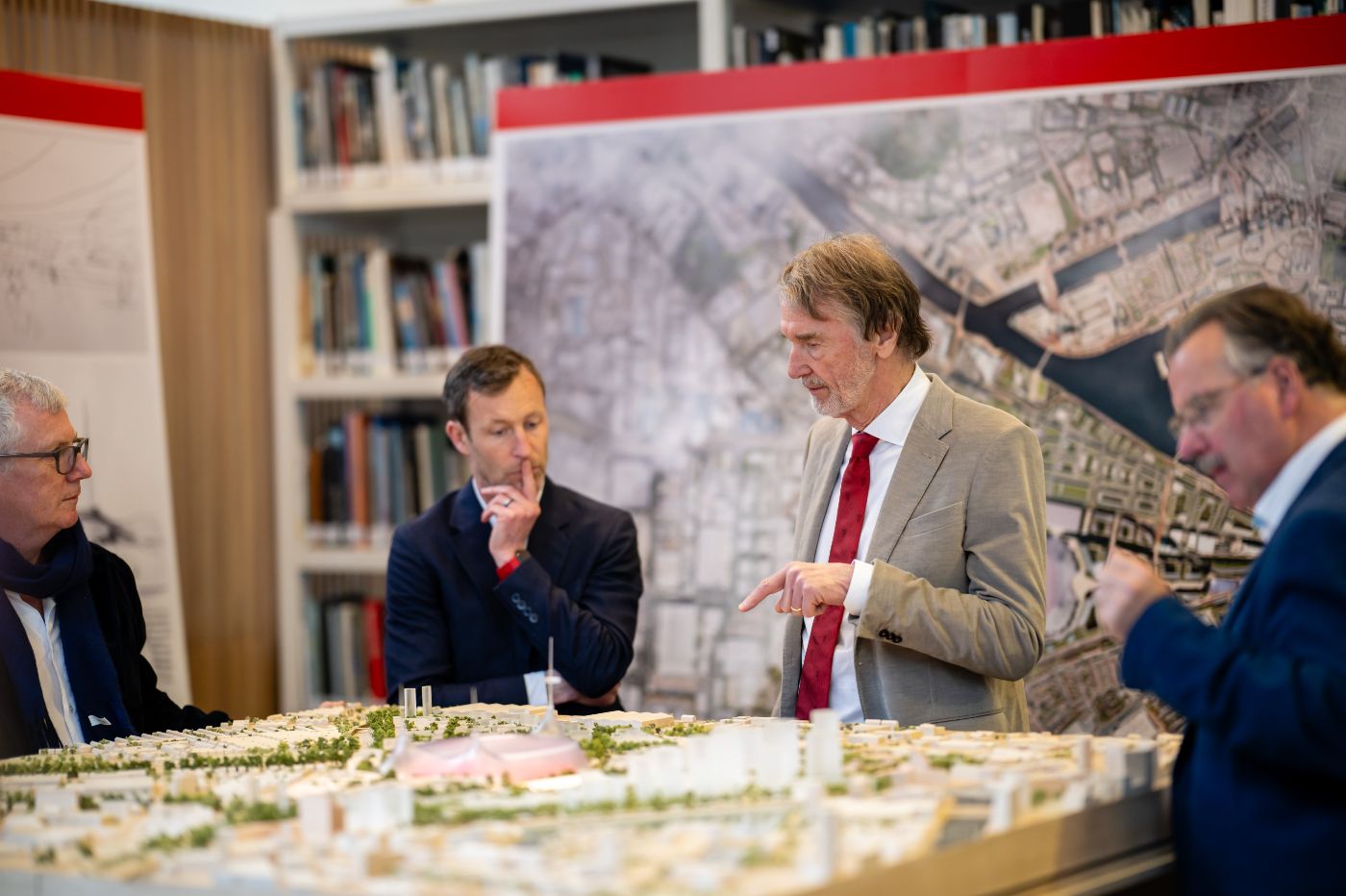 Сэр Джим Рэтклифф (в светлом костюме)