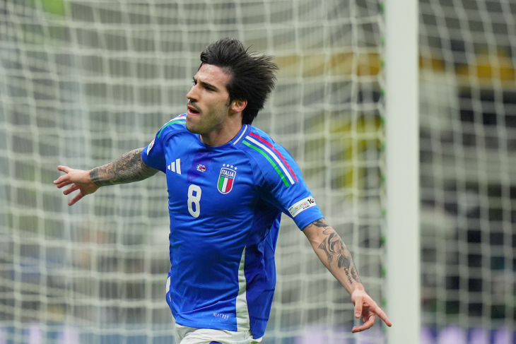 Сандро Тонали празднует гол