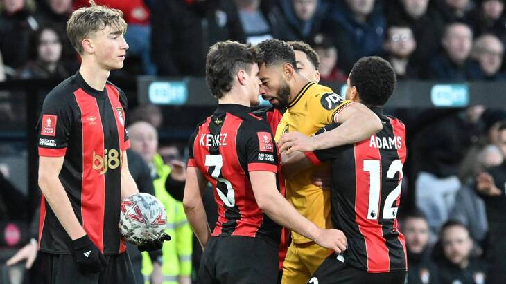 Матеус Кунья (в желтом)