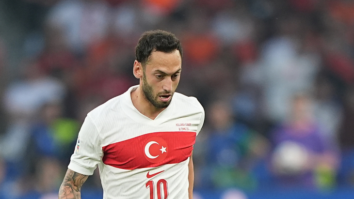 Хакан Чалханоглу — полузащитник сборной Турции