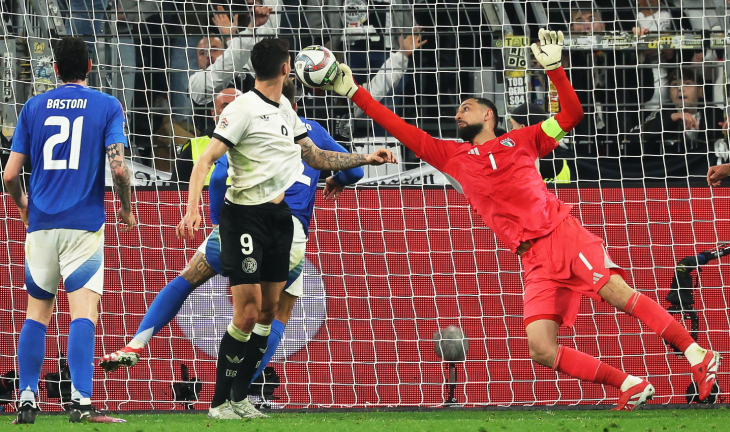 Третий гол влетает в ворота Италии