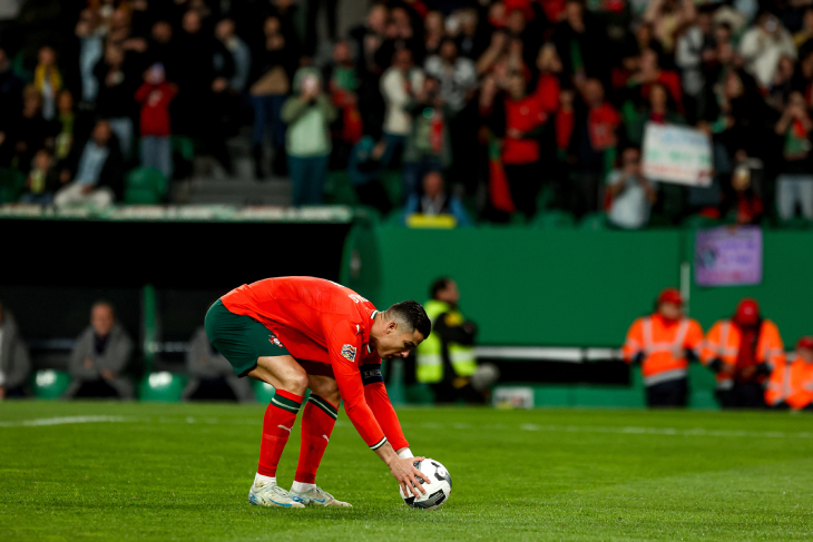 Роналду готовится бить пенальти