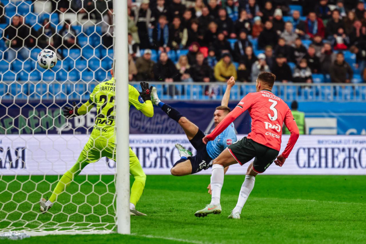 Иван Сергеев забивает гол