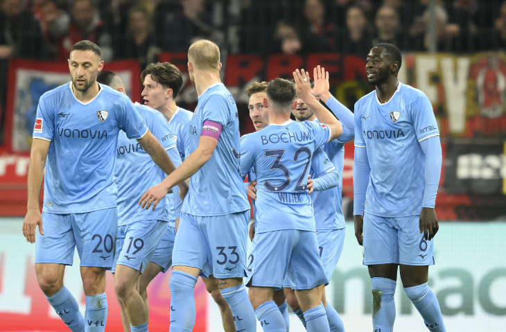 Игроки Бохума празднуют гол