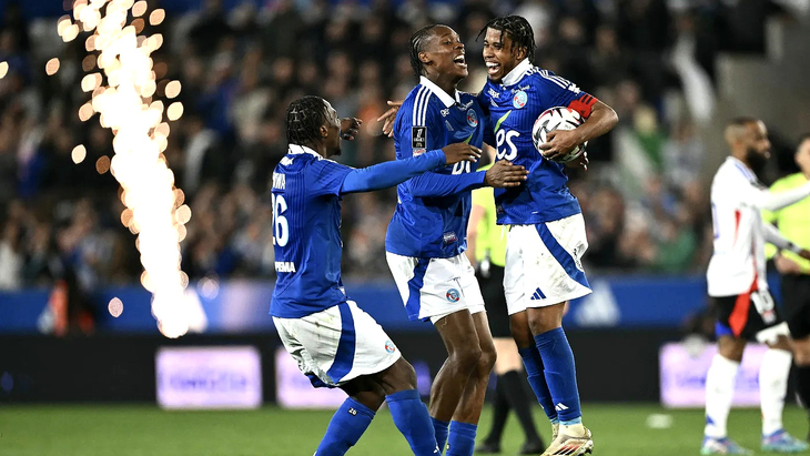 Игроки Страсбурга празднуют гол