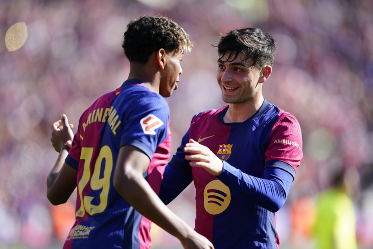 Ямаль и Педри празднуют гол