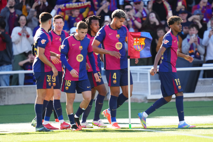 Игроки Барселоны празднуют гол Левандовского