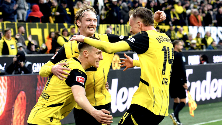 Игроки Дортмунда празднуют гол