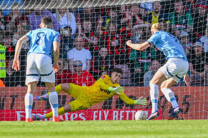 Кепа тащит пенальти Холанна