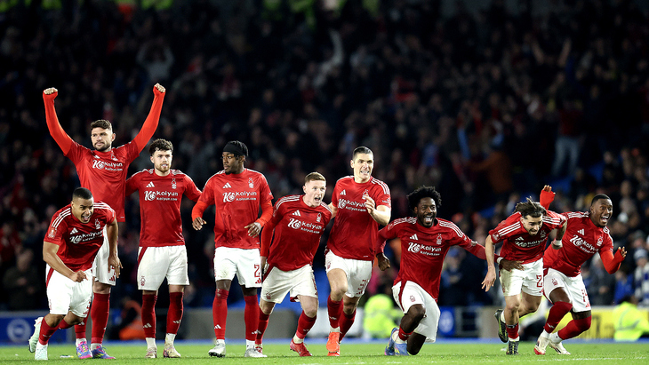 Игроки «Ноттингема» празднуют победу в серии пенальти