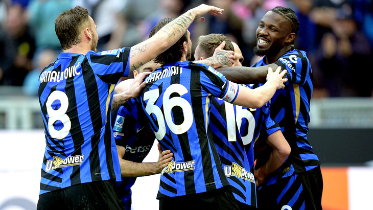 Игроки Интера празднуют гол