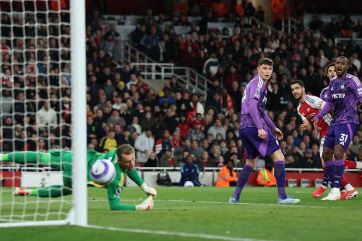 Микель Мерино забивает в ворота Фулхэма