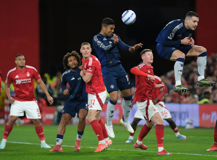 Каземиро бьёт головой