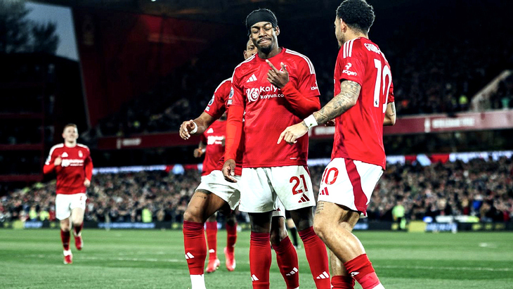 Эланга празднует свой гол