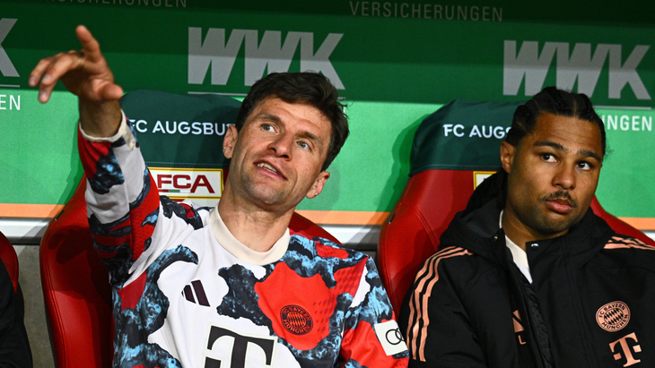 Томас Мюллер (слева)