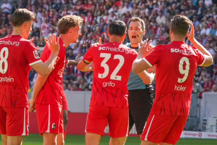 Игроки Фрайбурга спорят с арбитром