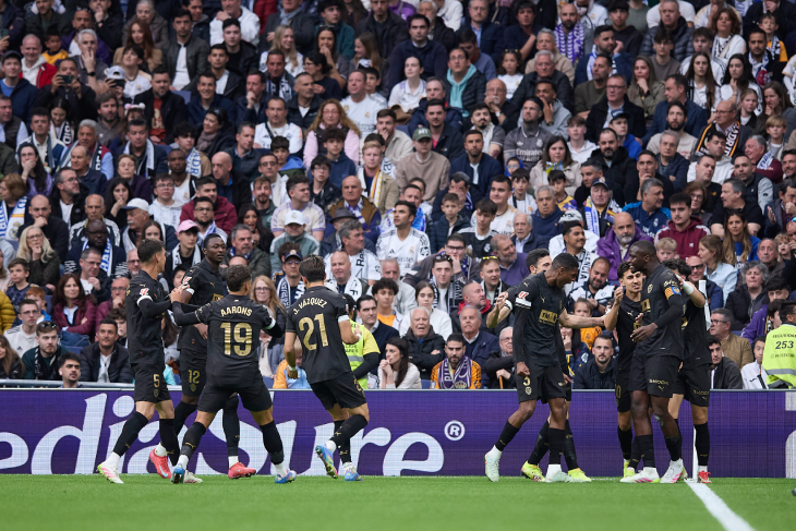 Игроки Валенсии празднуют гол