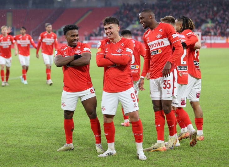 Маркиньос и Манфред Угальде празднуют гол