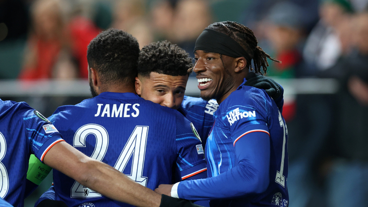 Джейдон Санчо (в центре)