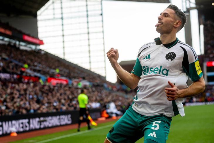 Фабиан Шер празднует гол