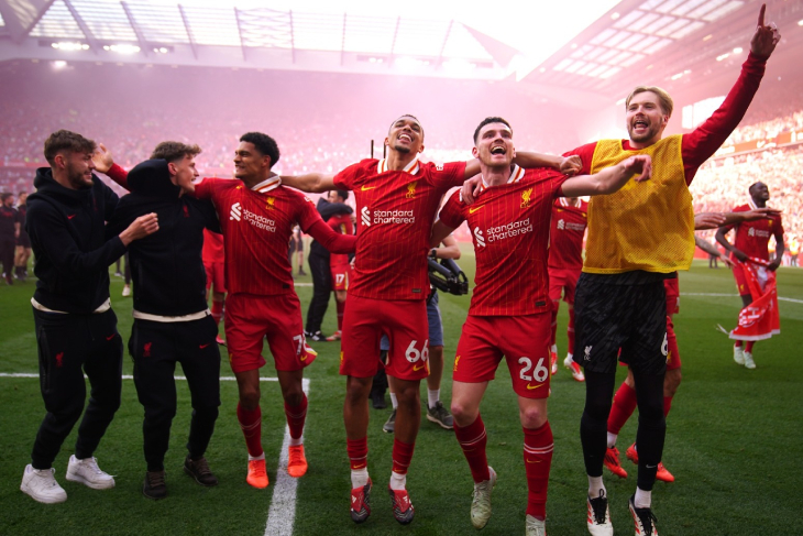 Игроки празднуют чемпионство