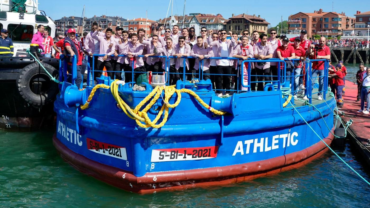 Футболисты «Атлетика» на знаменитой речной барже «Габарра»