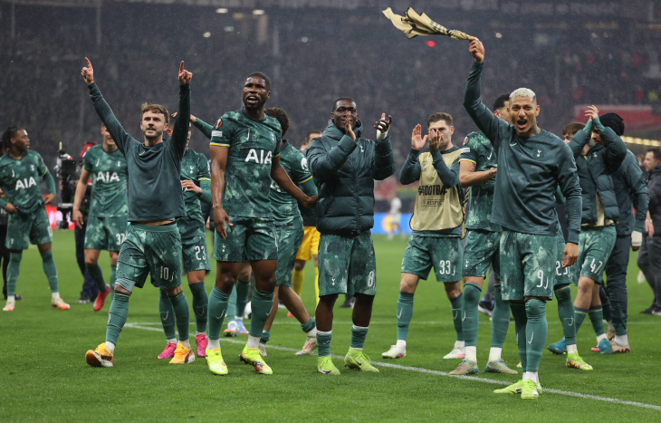 Тоттенхэм празднует выход в полуфинал
