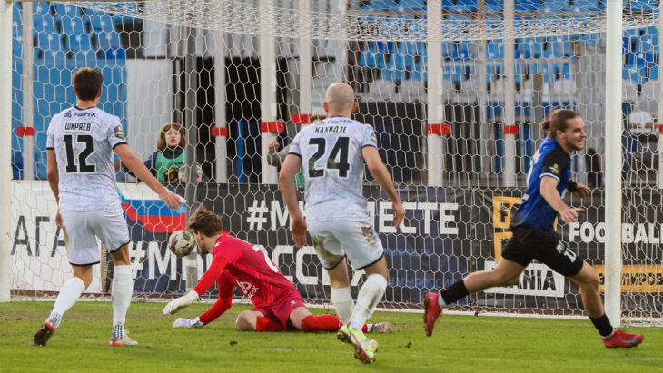 Захар Федоров забивает «Нефтехимику»