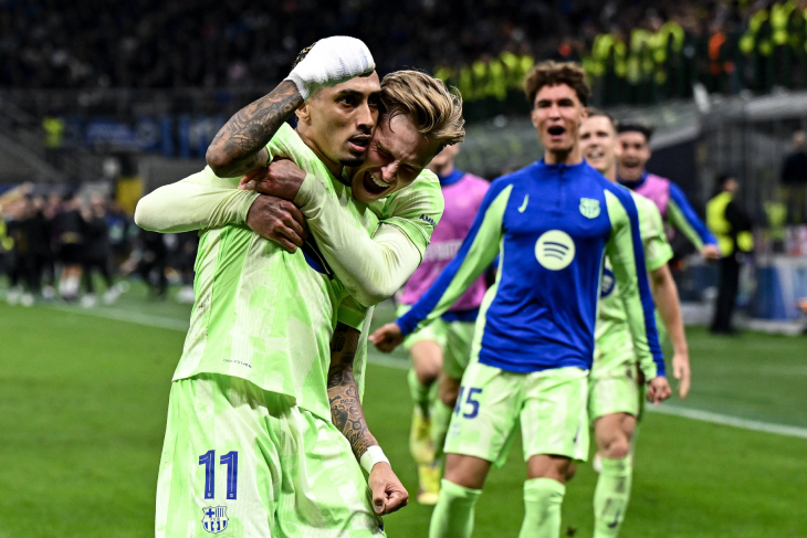 Рафинья празднует гол