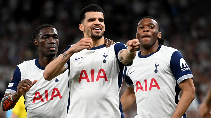 Доминик Соланке (в центре)