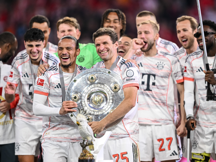 Игроки Баварии с трофеем