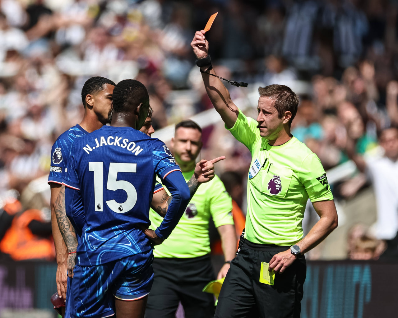 Джексон получает красную карточку