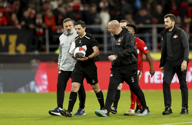 Деян Станкович ругается с арбитром