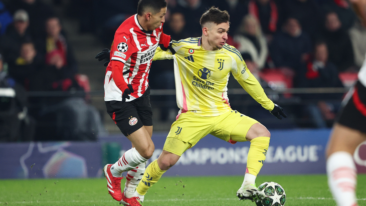 Франсишку Консейсау (с мячом)