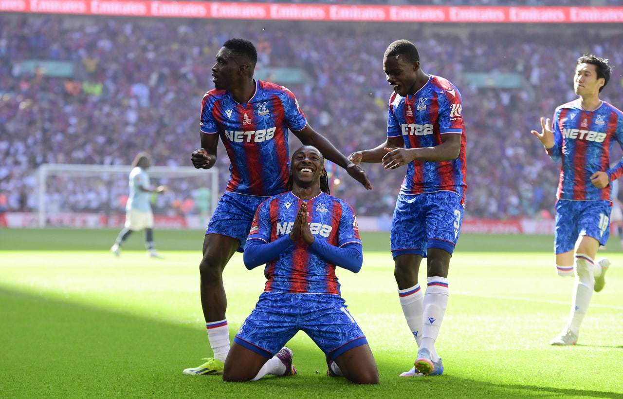 Футболисты Кристал Пэлас празднуют гол