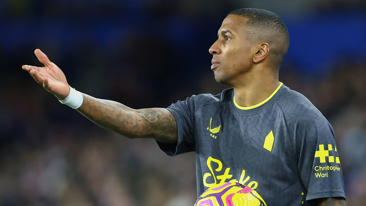 Эшли Янг покинул «Эвертон»