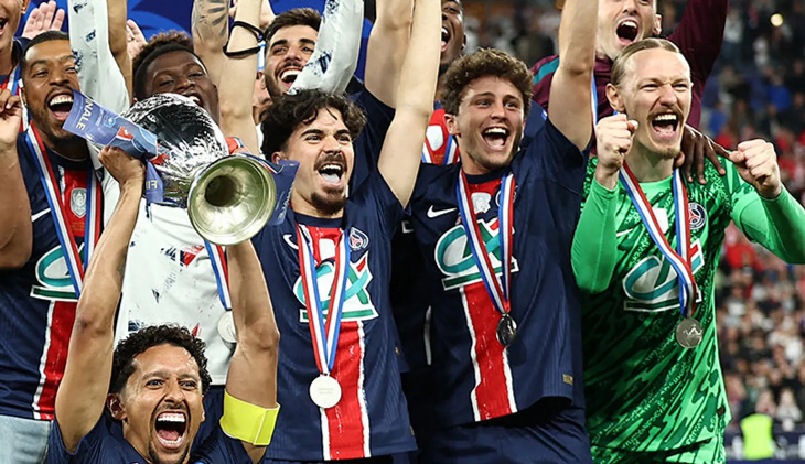 Матвей Сафонов празднует победу в Кубке Франции