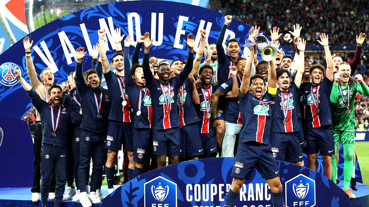 Игроки ПСЖ с трофеем