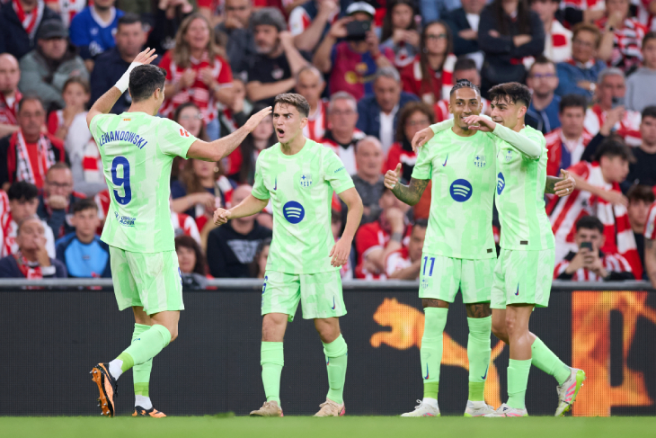 Игроки Барселоны празднуют второй гол