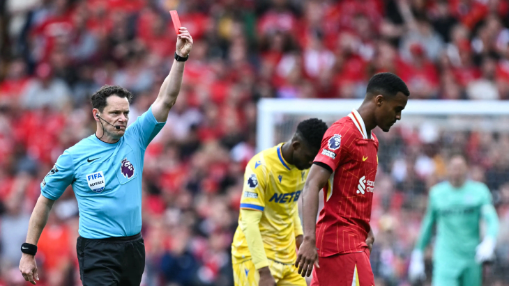 Арбитр удаляет Гравенберха