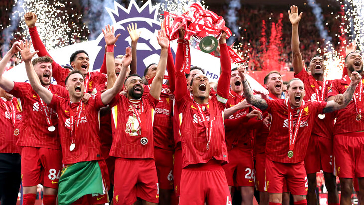 Футболисты Ливерпуля с кубком Премьер-лиги