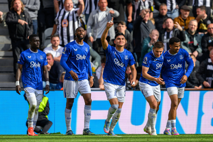 Алькарас празднует гол с партнёрами