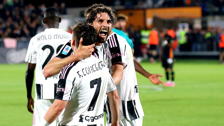 Игроки Ювентуса празднуют гол