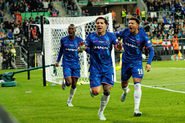 Игроки Челси празднуют первый гол